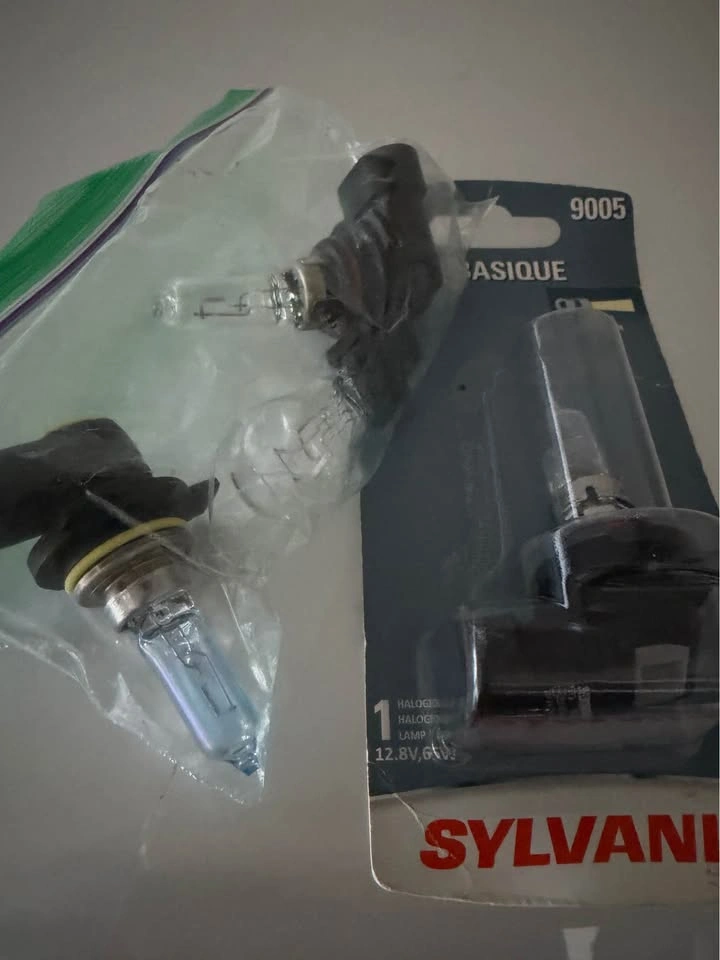 Sylvania 9005 Basic Halogen Headlight Bulbs - Lot of 3 - photo 2