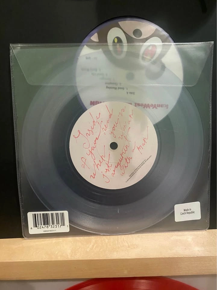 Sabrina Carpenter Manchild 7” Vinyl 🏈 - photo 2