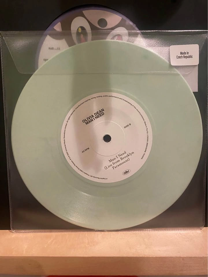 Olivia Dean Man I Need 7” Vinyl 🏈 - photo 2
