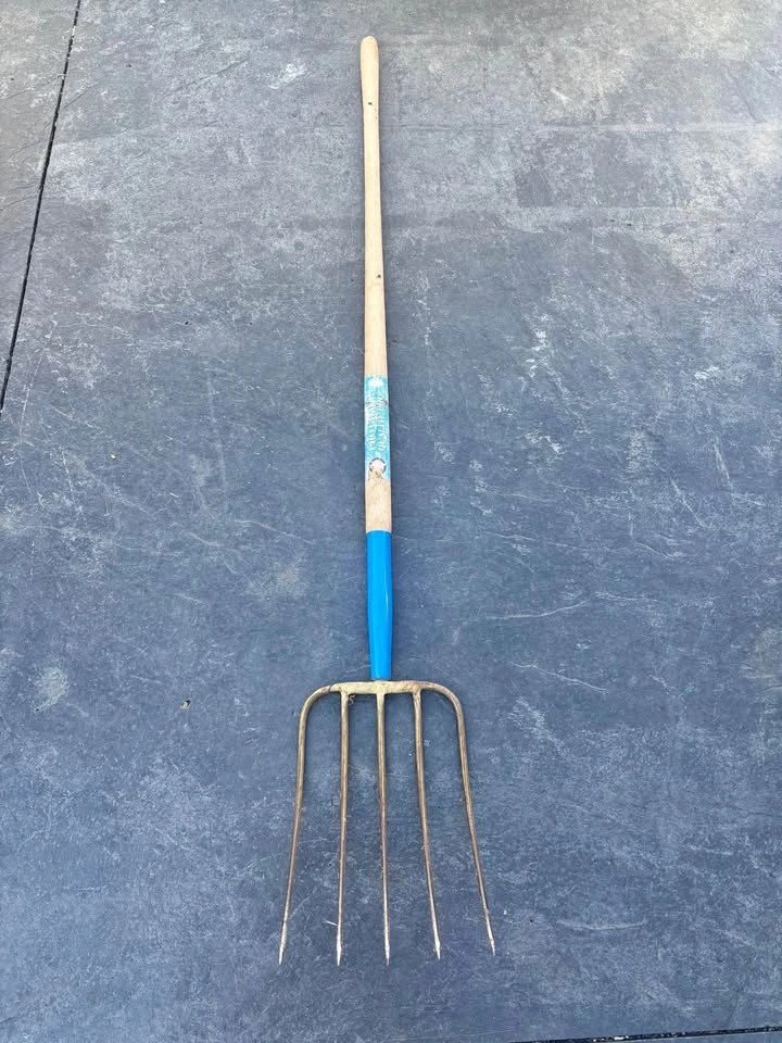 Pro Grade 4-Tine Manure Fork / Pitchfork - Like New