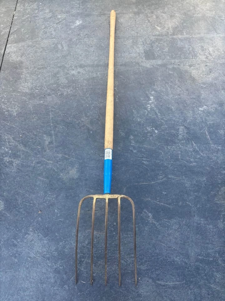 Pro Grade 4-Tine Manure Fork / Pitchfork - Like New - photo 4