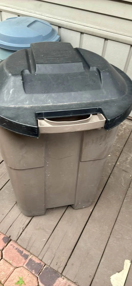 Rubbermaid Roughneck 32-Gallon Trash Can with Lid - photo 3