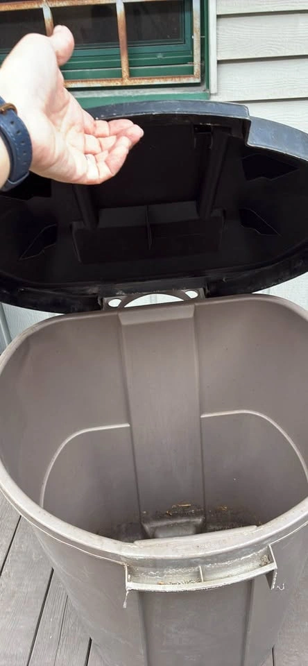 Rubbermaid Roughneck 32-Gallon Trash Can with Lid - photo 4