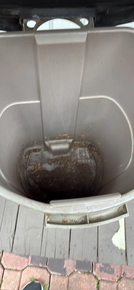 Rubbermaid Roughneck 32-Gallon Trash Can with Lid - photo 5
