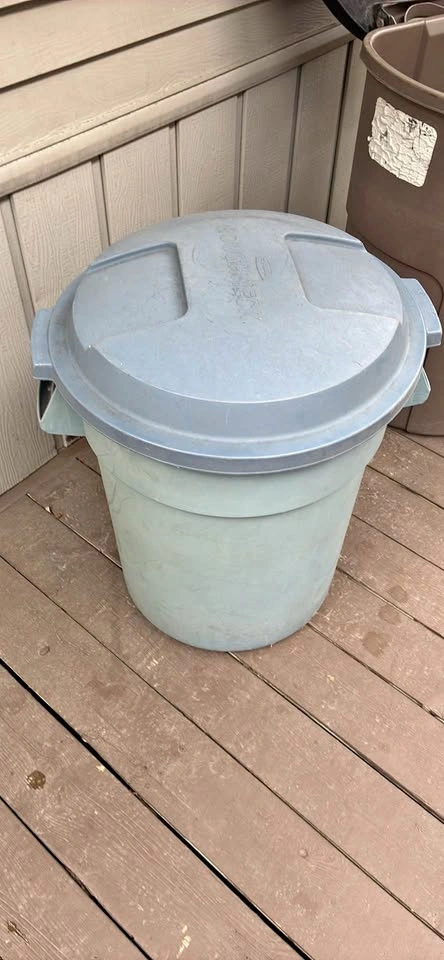 Rubbermaid 20-Gallon Trash Can with Lid