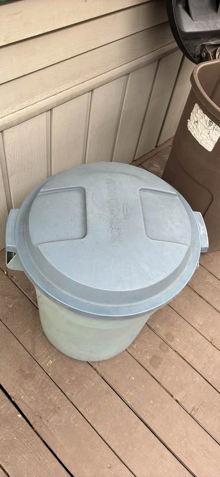 Rubbermaid 20-Gallon Trash Can with Lid - photo 2