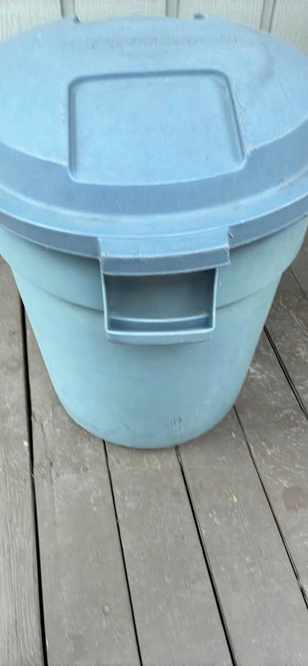 Rubbermaid 20-Gallon Trash Can with Lid - photo 4