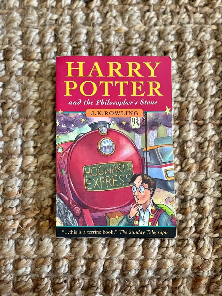 Harry Potter & the Philosopher's Stone (Classic Raincoast Paperb