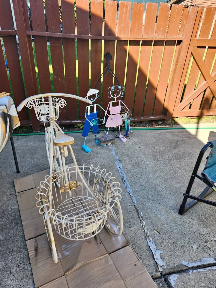 GARAGE SALE OPEN DOOR 10 TO 5