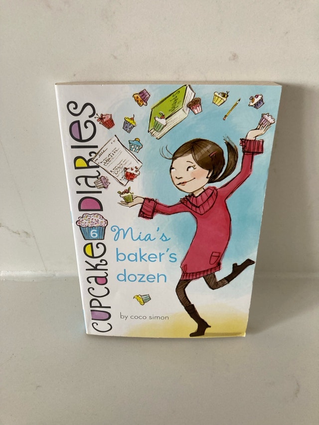 🏈Cupcake Diaries: Mia's Baker's Dozen by Coco Simon