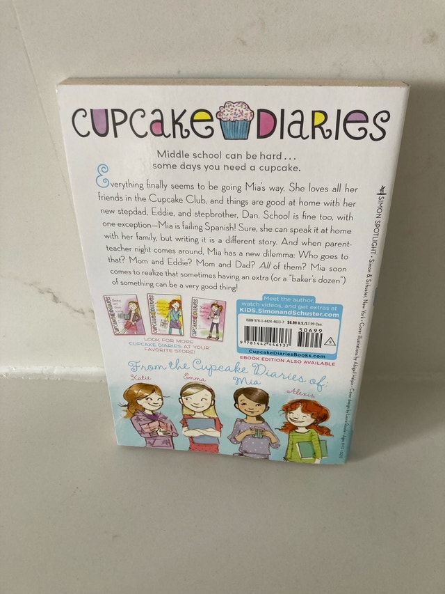 🏈Cupcake Diaries: Mia's Baker's Dozen by Coco Simon - photo 2