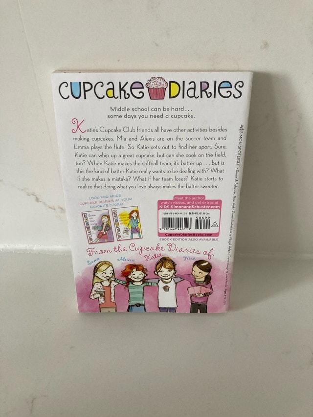 🏈Cupcake Diaries: Katie, Batter Up! by Coco Simon - photo 2