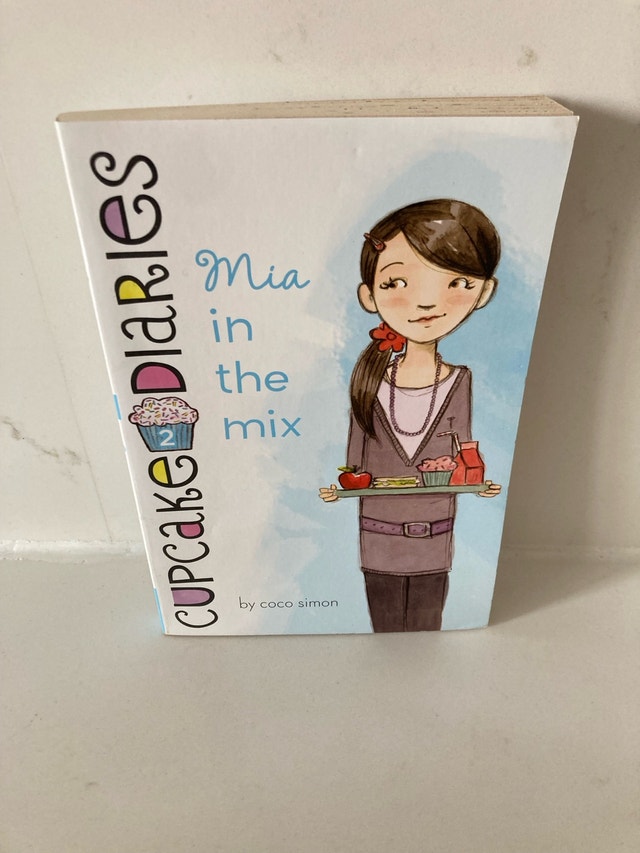 🏈Cupcake Diaries: Mia in the Mix by Coco Simon