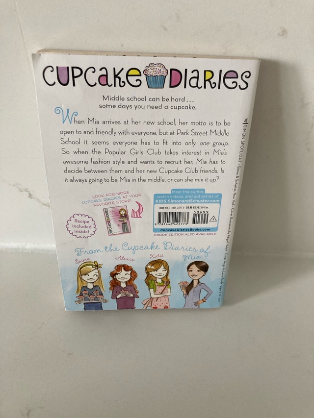 🏈Cupcake Diaries: Mia in the Mix by Coco Simon - photo 2