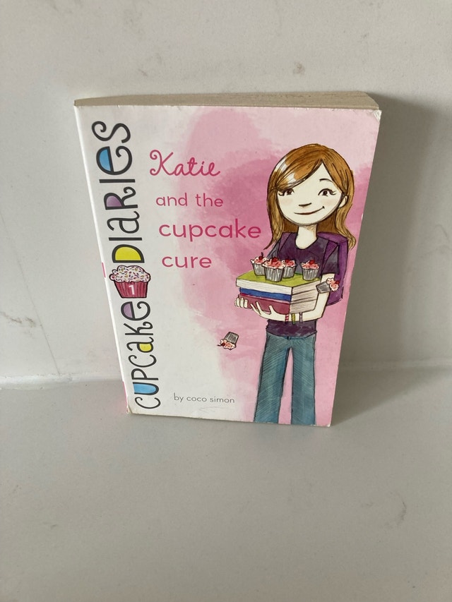 🏈Cupcake Diaries: Katie and the Cupcake Cure by Coco Simon