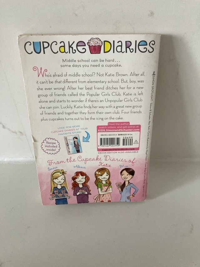 🏈Cupcake Diaries: Katie and the Cupcake Cure by Coco Simon - photo 2