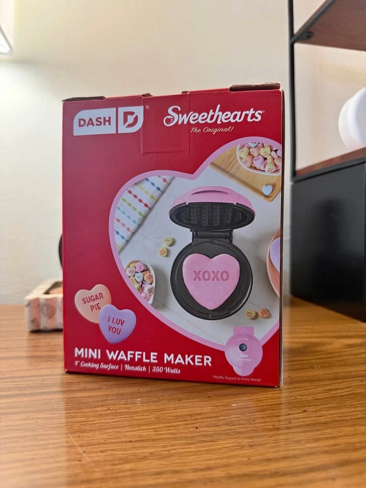 DASH x Sweethearts Mini Waffle Maker (Pink XOXO Heart)