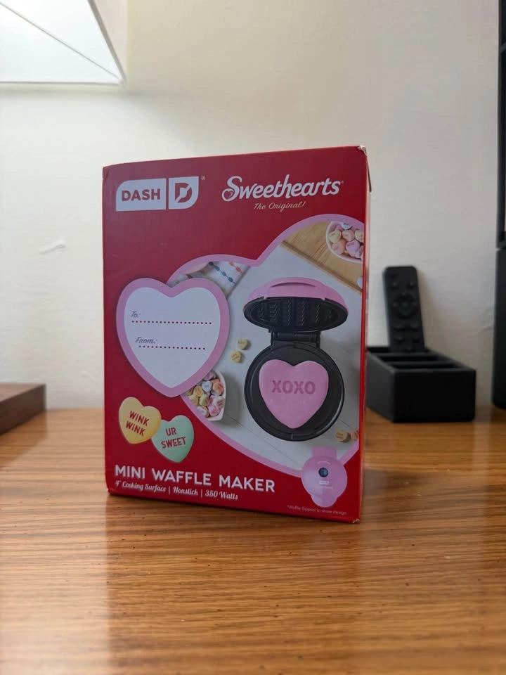 DASH x Sweethearts Mini Waffle Maker (Pink XOXO Heart) - photo 2
