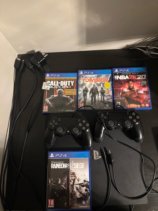 PS4 PRO 1TB - 2 controllers, 4 games, cables