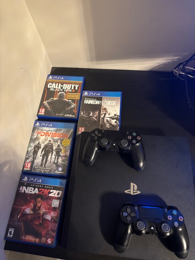 PS4 PRO 1TB - 2 controllers, 4 games, cables - photo 2