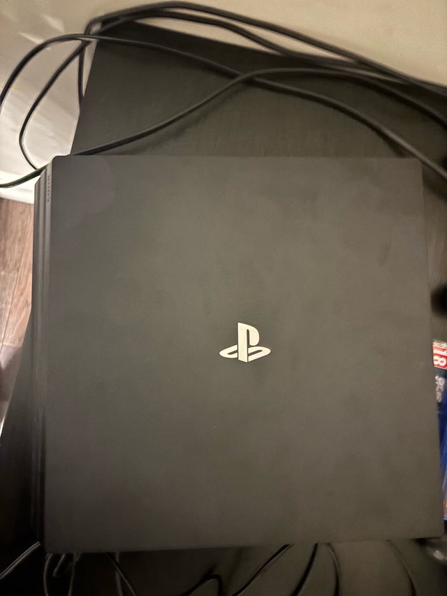 PS4 PRO 1TB - 2 controllers, 4 games, cables - photo 3