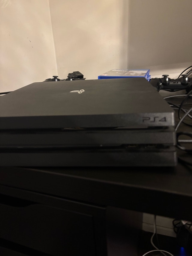 PS4 PRO 1TB - 2 controllers, 4 games, cables - photo 4