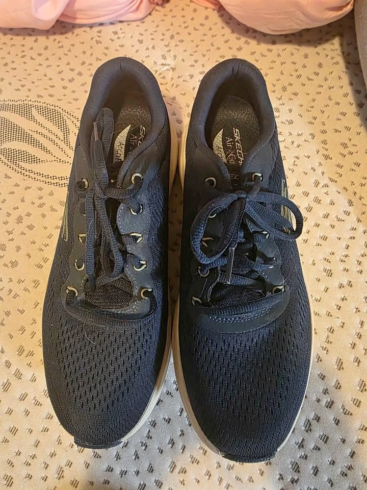 Men's Skechers Air-Cooled Arch Fit Sneakers – Size 8.5 US