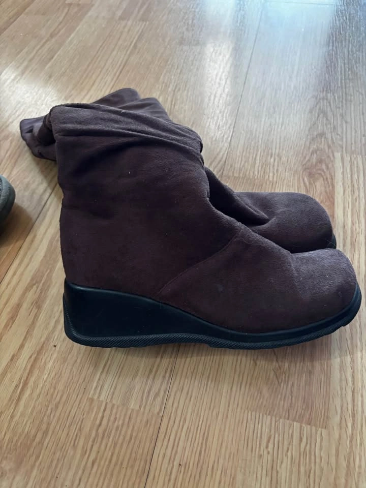 Canty Brown Suede Wedge Boots Size 6 - photo 3