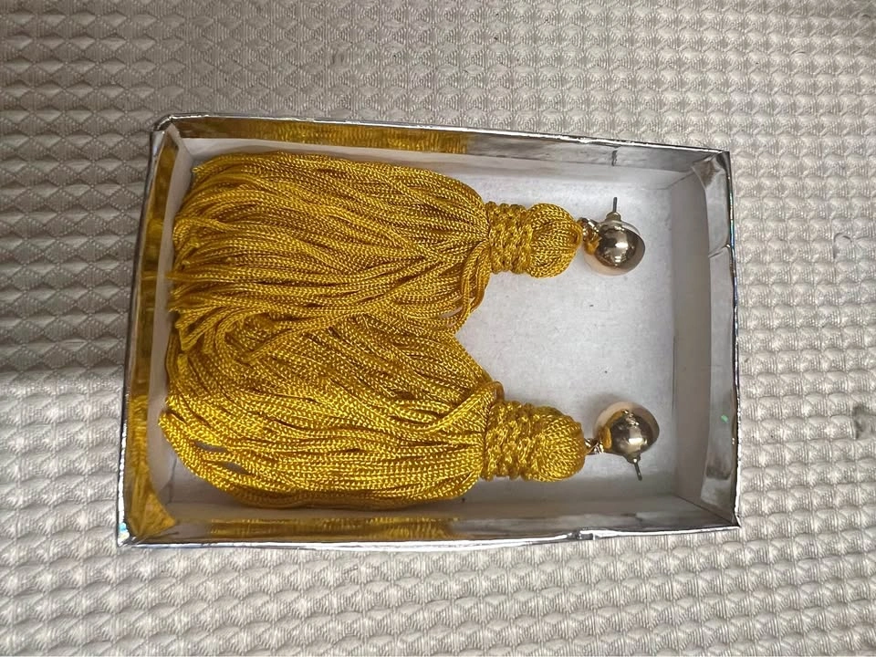 🏈 Yellow Tassel earrings