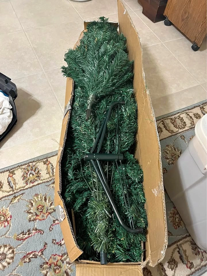(Est 5.9ft) Artificial Christmas Tree