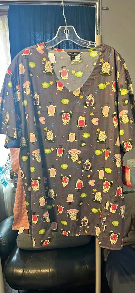 Zoe & Chloe Frog Pattern Scrub Top
