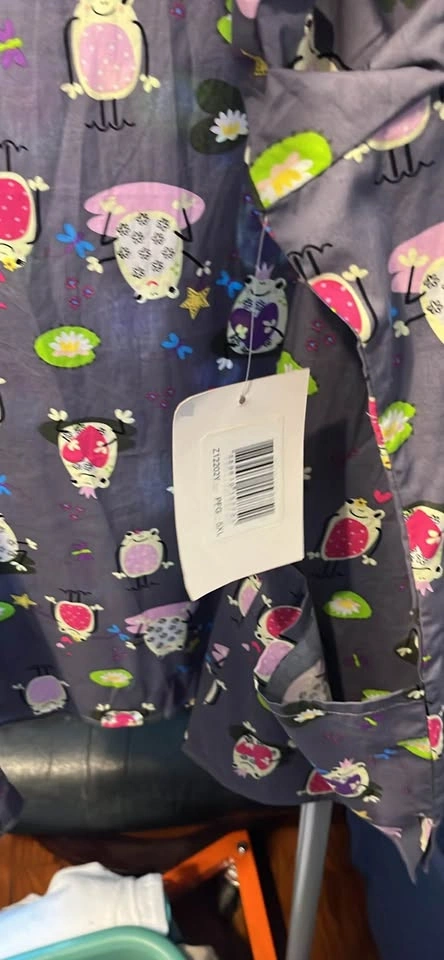 Zoe & Chloe Frog Pattern Scrub Top - photo 3