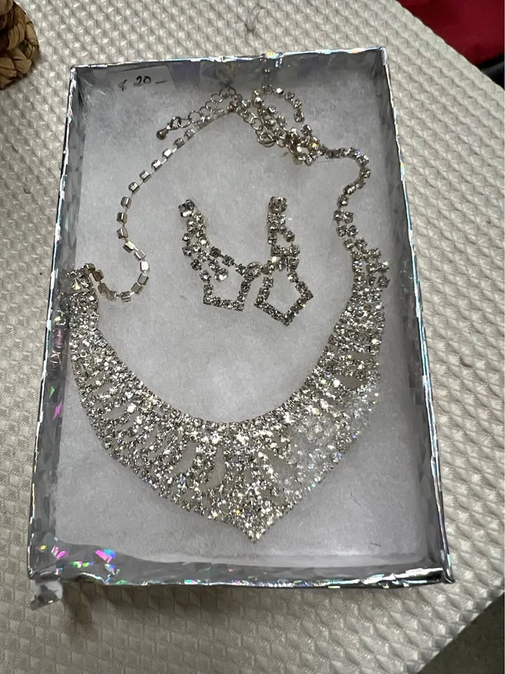 🏈 Rhinestone Necklace & Earrings