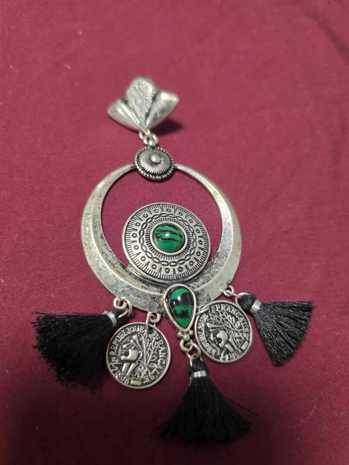 Vintage-style statement earrings with green stone - photo 2