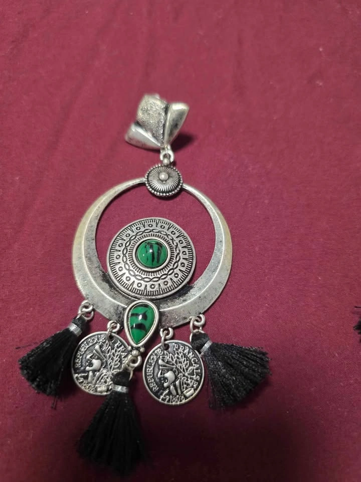 Vintage-style statement earrings with green stone - photo 3