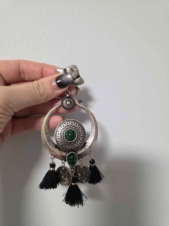 Vintage-style statement earrings with green stone - photo 4