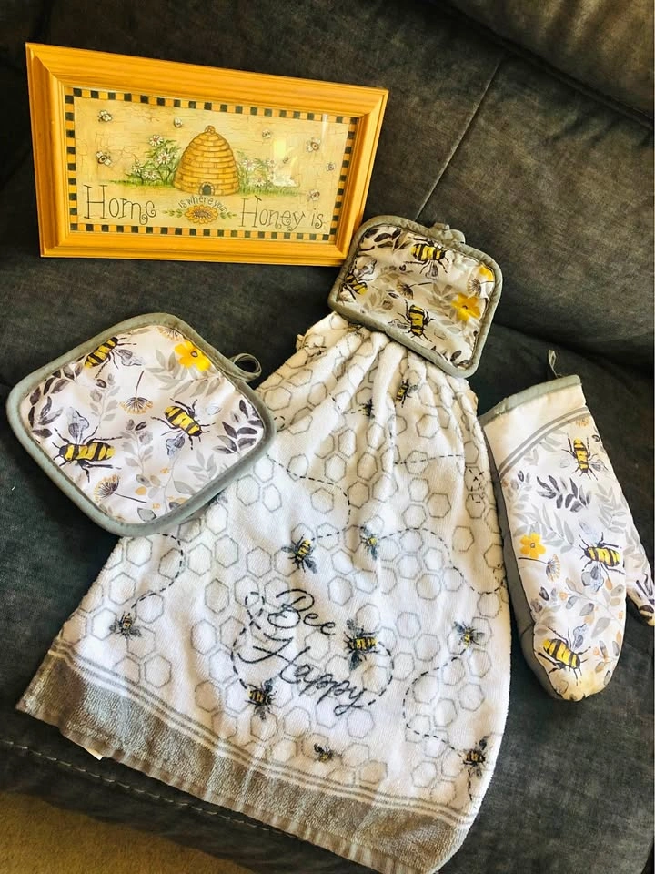 Matching Bee Set: Framed Print, Tea Towel, Oven Glove etc 🏈