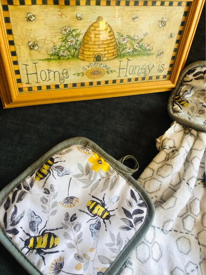 Matching Bee Set: Framed Print, Tea Towel, Oven Glove etc 🏈 - photo 2