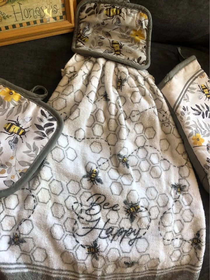 Matching Bee Set: Framed Print, Tea Towel, Oven Glove etc 🏈 - photo 3
