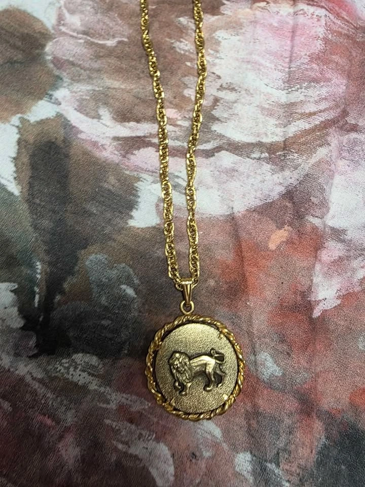 Vintage Gold Tone Pewter Leo Horoscope Necklace - photo 2