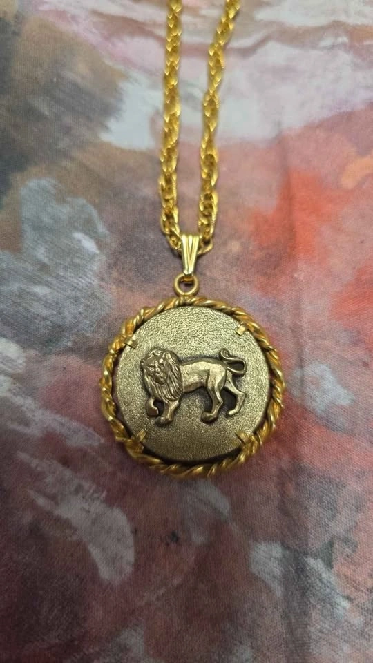 Vintage Gold Tone Pewter Leo Horoscope Necklace - photo 3