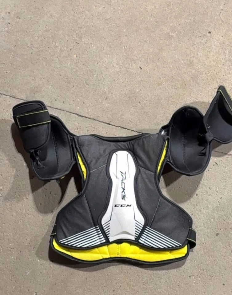 CCM Ultra Tacks Junior Hockey Shoulder Pads - photo 3