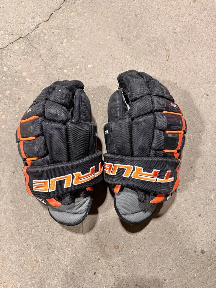 True XC7 Hockey Gloves