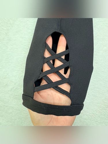 Sears Black Criss Cross Cutout Cropped Leggings Size Large - photo 3