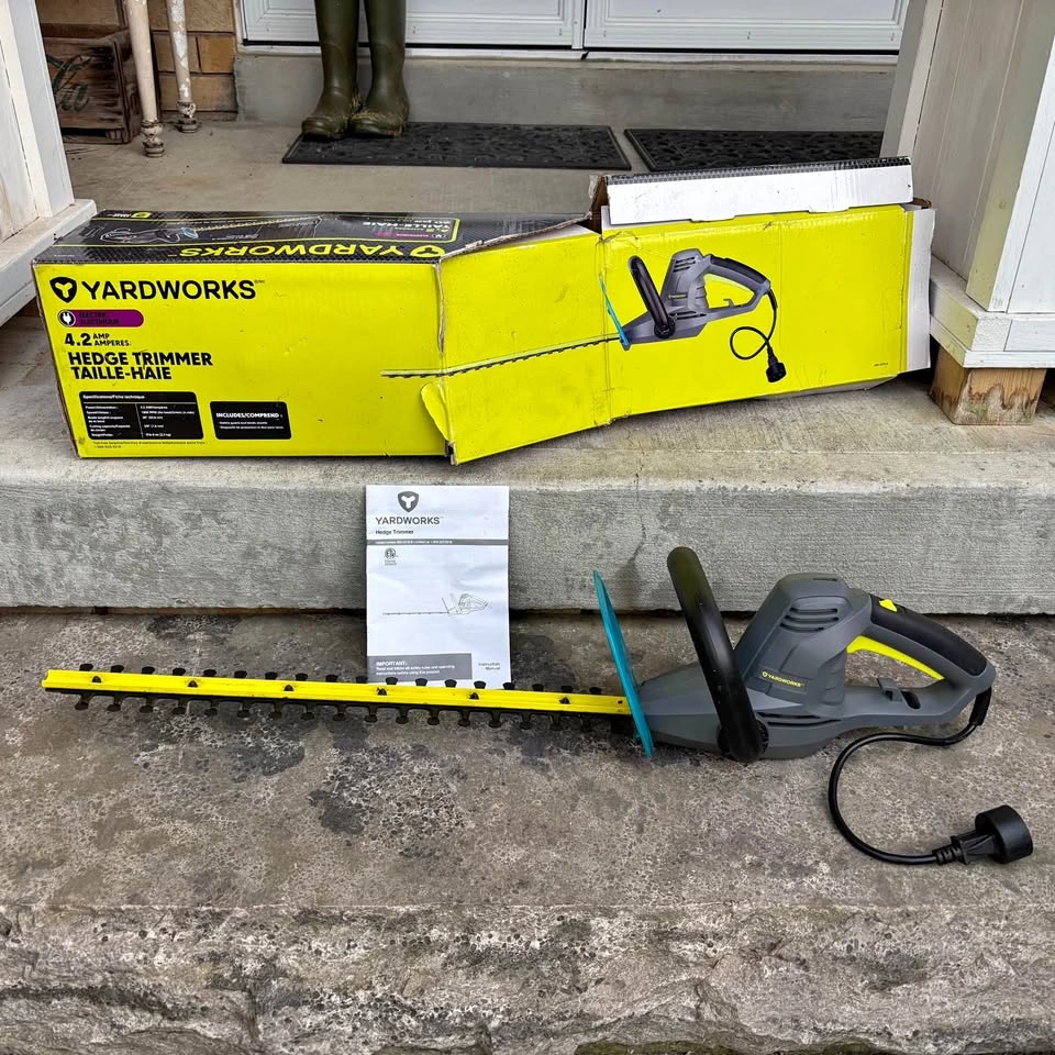 Yardworks 4.2 Amp Electric Corded Hedge Trimmer, 20-in