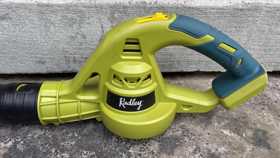 Radley Cordless Leaf Blower / Sweeper with battery and charger - photo 2