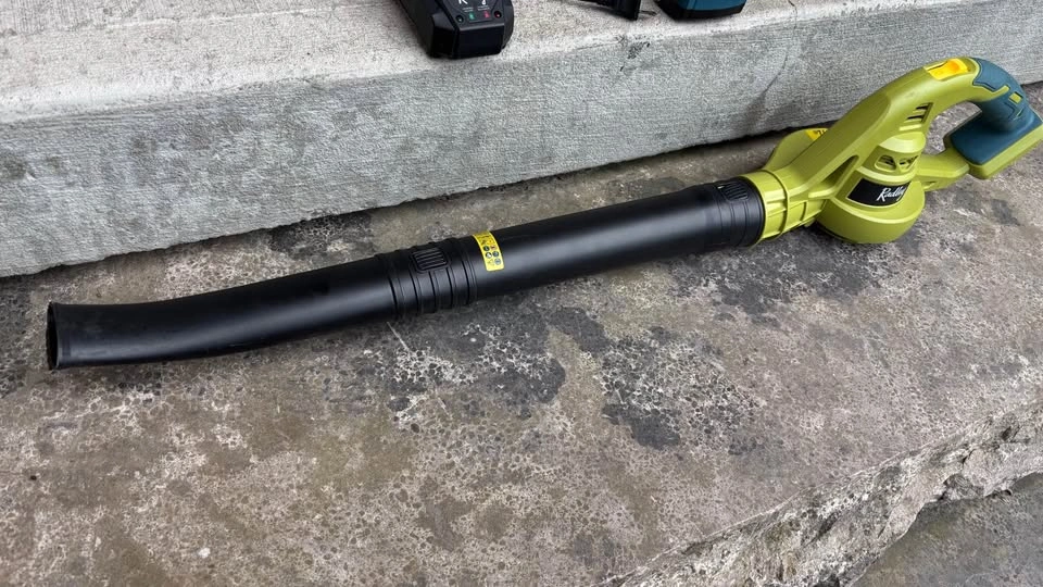 Radley Cordless Leaf Blower / Sweeper with battery and charger - photo 3