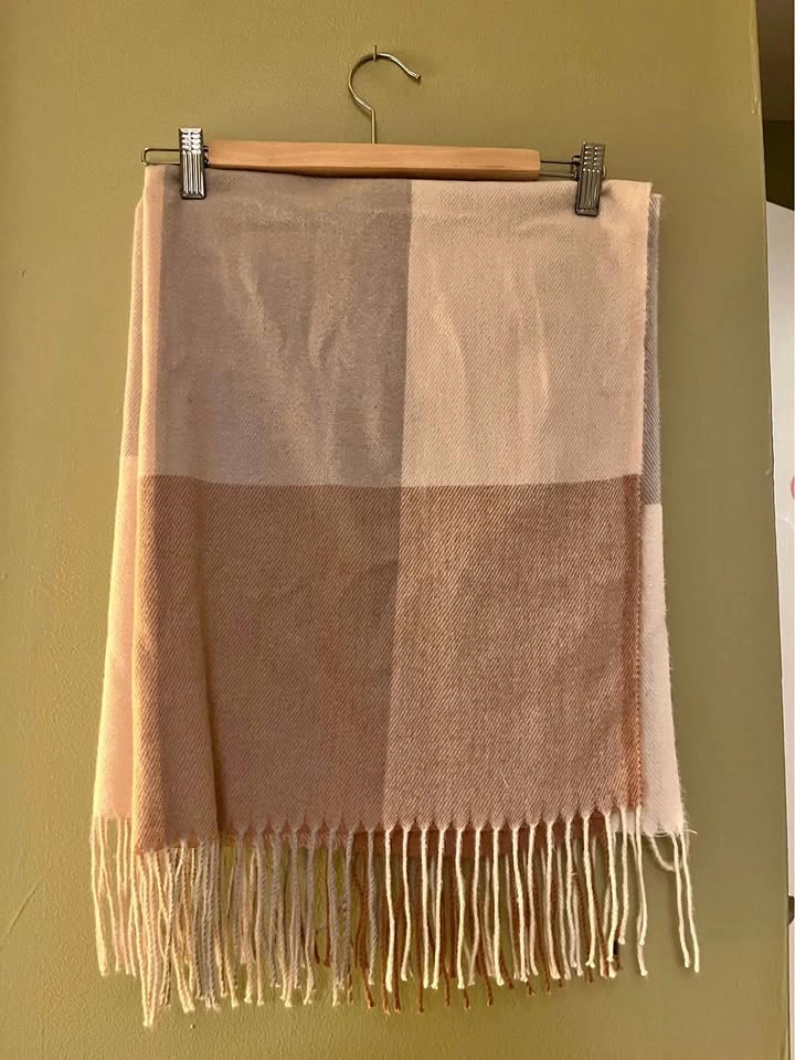 Soft colorblock scarf in beige and taupe
