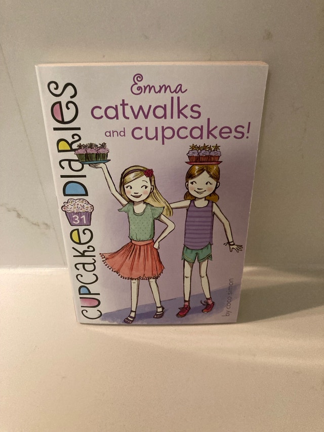 🏈 Cupcake Diaries: Emma Catwalks and Cupcakes by Coco Simon