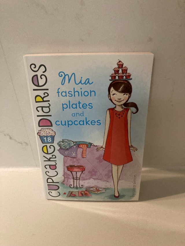🏈 Cupcake Diaries: Mia Fashion Plates and Cupcakes by Coco Simon